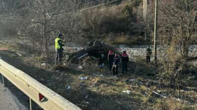 Hafif ticari araç devrildi: 1 ölü, 4 yaralı