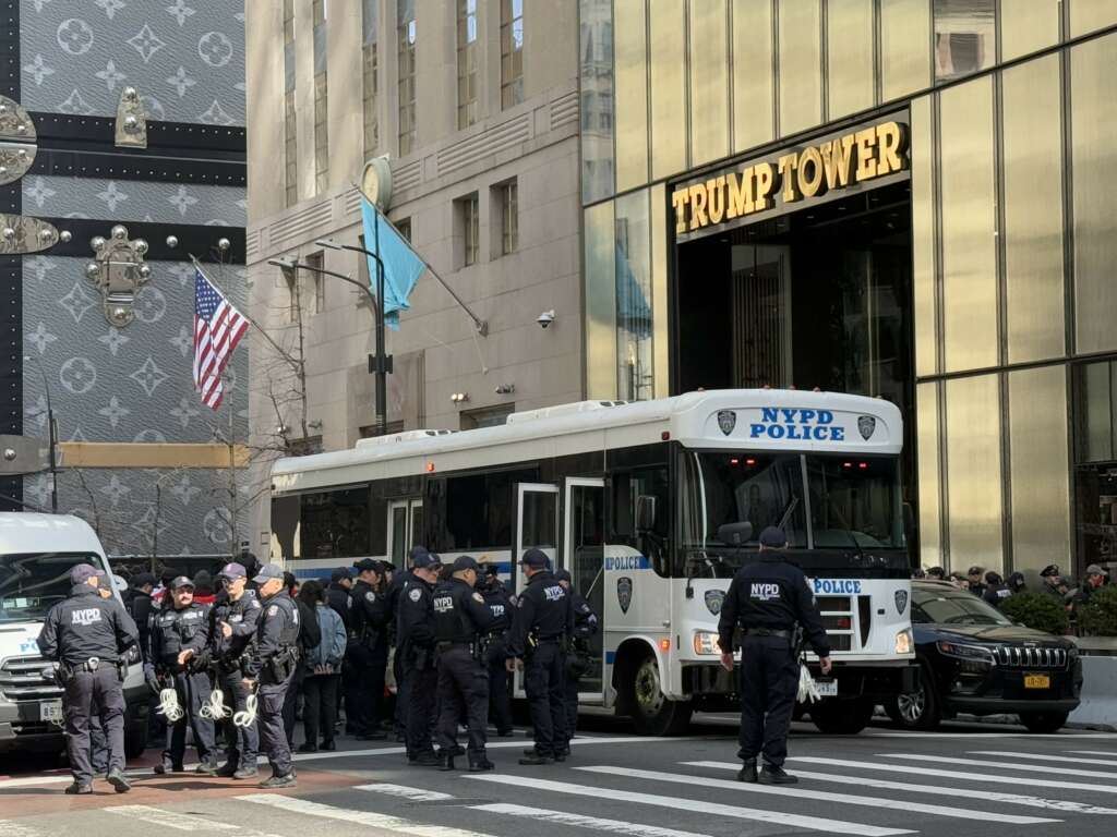 Yahudi protestocular Trump Tower’ı işgal etti: 98 gözaltı