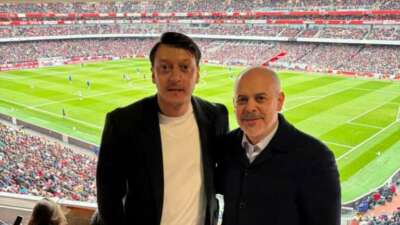 Arsenal – Chelsea derbisini Mesut Özil ile Akif Çağatay Kılıç birlikte izledi