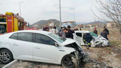İki otomobilin kafa kafaya çarpıştı: 2 ölü, 3 yaralı