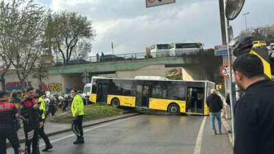 Beyoğlu’nda kontrolden çıkan İETT otobüsü bariyerlere çarptı