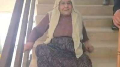 Yaşlı kadın, asansör çalışmadığı için merdivenlerden sürünerek çıkıp indi