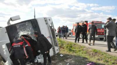 Öğrenci servisi devrildi: 27 yaralı