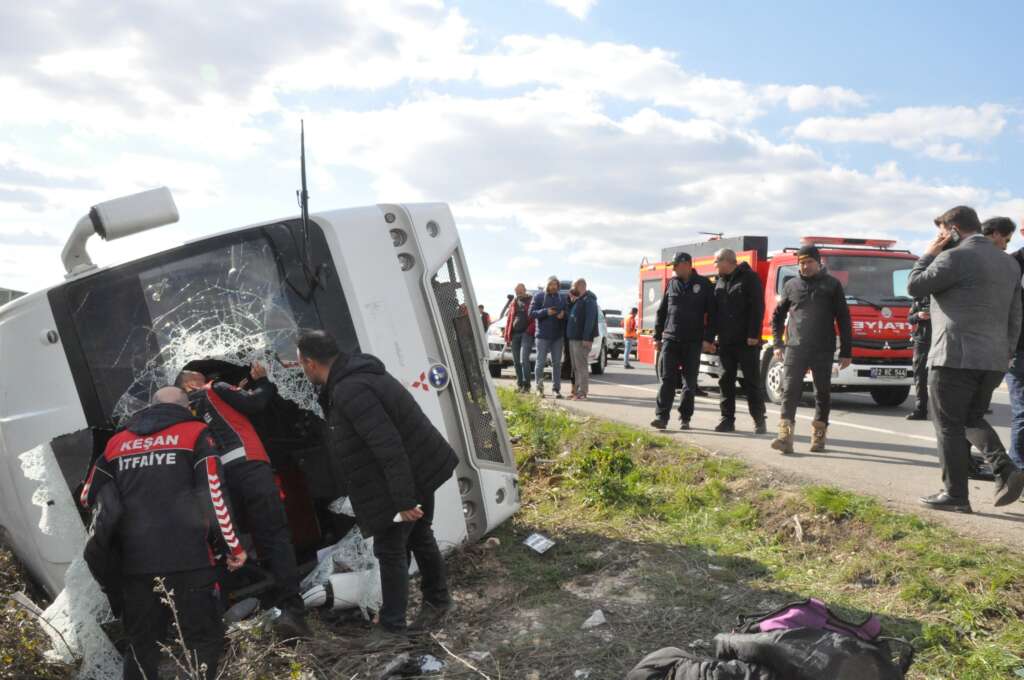 Öğrenci servisi devrildi: 27 yaralı