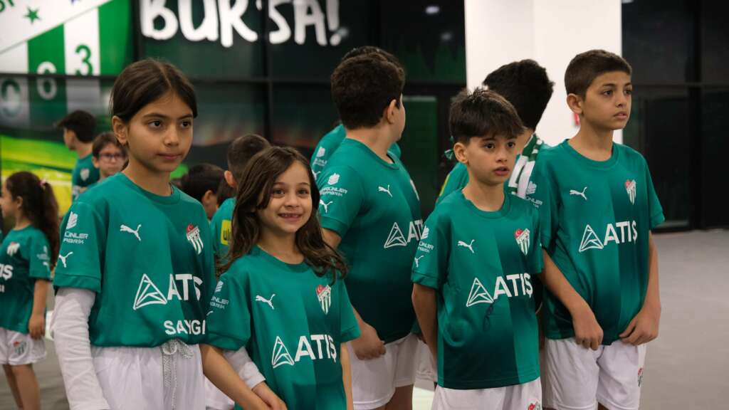 Bursaspor yetim çocuklarla el ele
