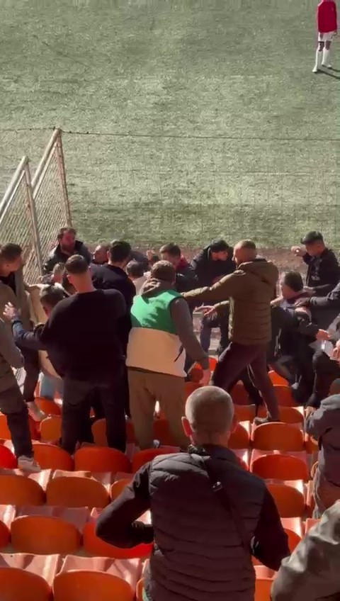 Amatör maçta tribünde kavga çıktı
