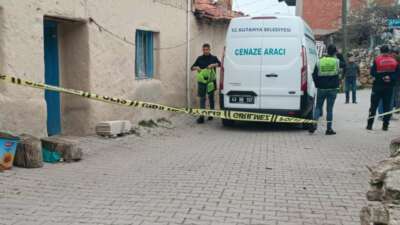 Eşini ve aralarında ilişki olduğunu iddia ettiği şahsı öldürdü
