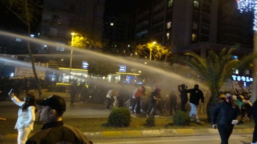 Adana’da izinsiz gösteri yapan gruba polisten müdahale
