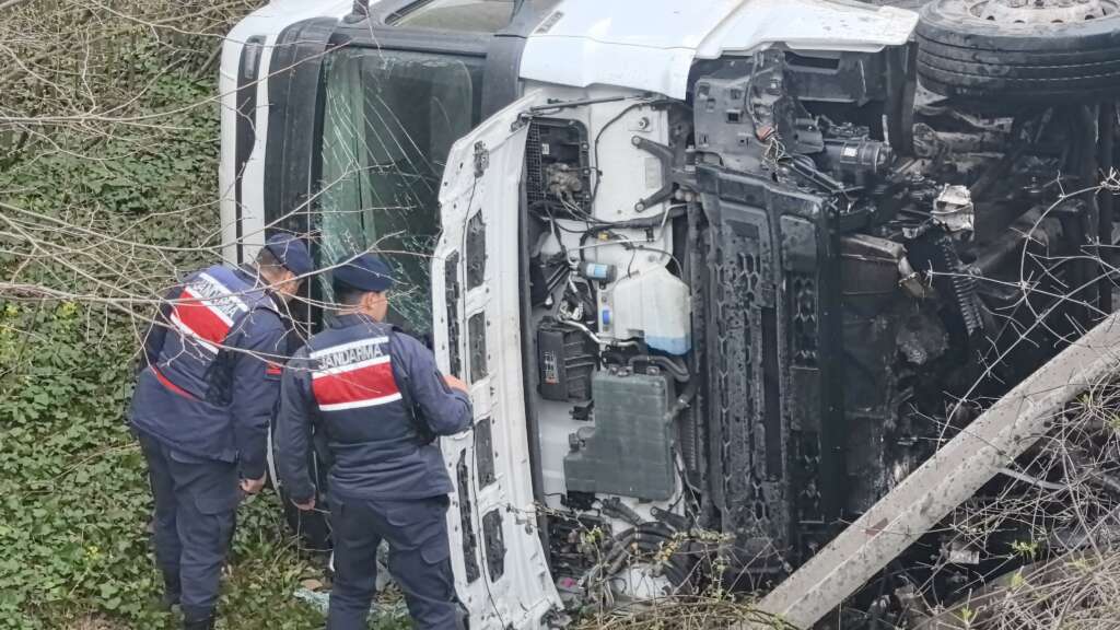 Bursa’da kontrolden çıkan tır şarampole yuvarlandı: 1 yaralı