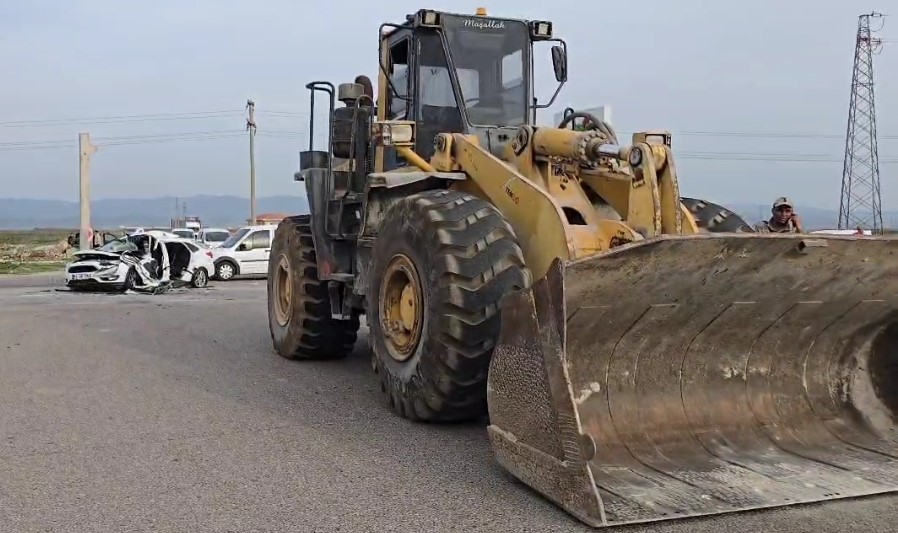 İş makinesi ile otomobil çarpıştı: 1 ölü, 4 yaralı