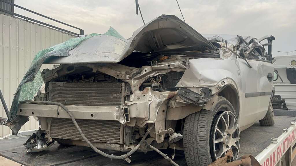 Bursa’da kontrolden çıkan otomobil tırın altına girdi: 1 yaralı
