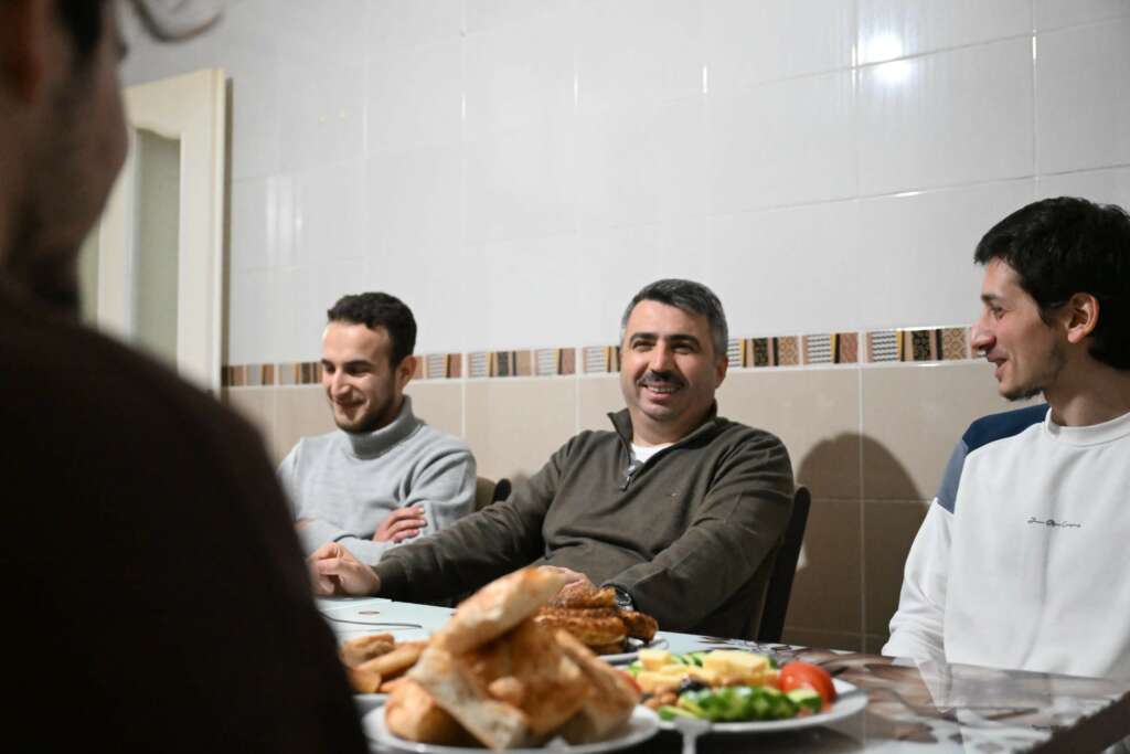 Başkan Yılmaz sahuru gençlerle yaptı