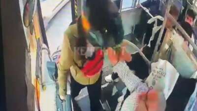 Yolcu minibüsünde bıçaklı dehşet anları kamerada: 3 yaralı