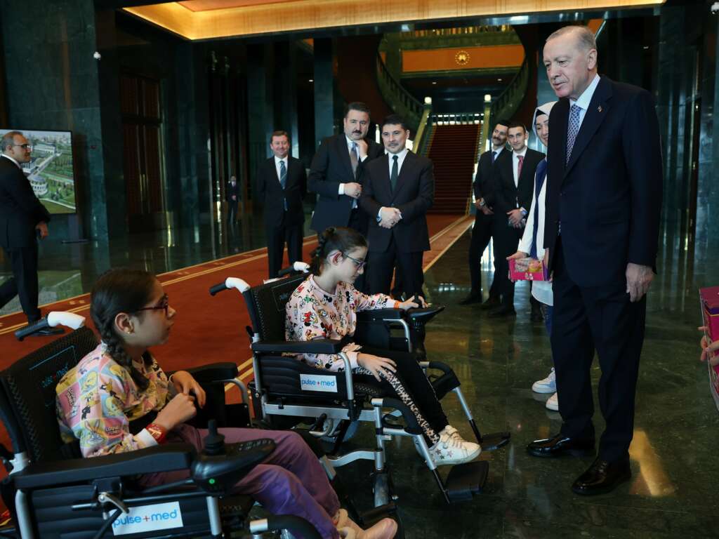 Cumhurbaşkanı Erdoğan, engelli kız çocuklarını Cumhurbaşkanlığı Külliyesi’nde ağırladı