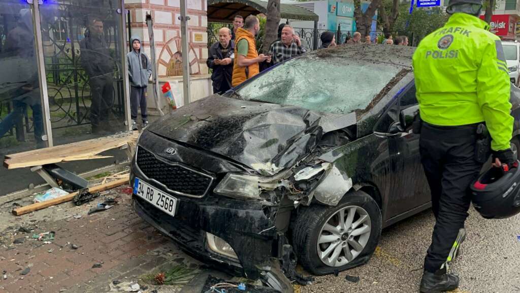 Bursa’da iftar saati otomobil otobüs durağına daldı: 2’si ağır 6 yaralı