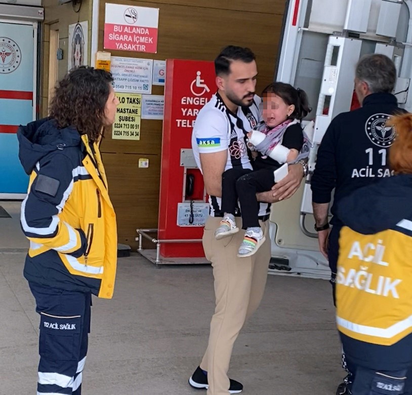 Bursa’da balkondan düşen çocuk ağır yaralandı