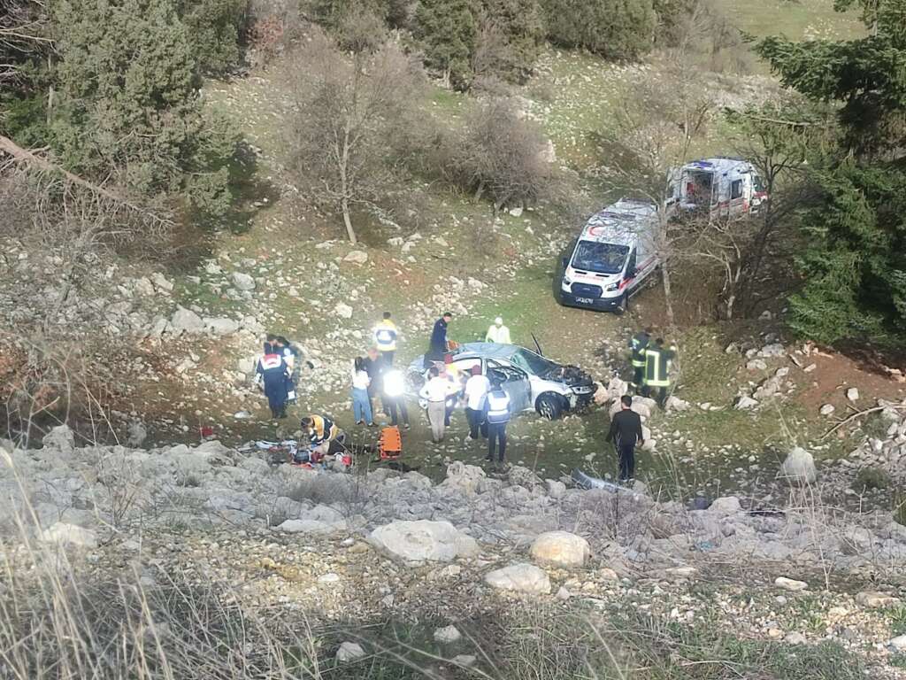 Otomobil uçurma yuvarlandı: 2 ölü, 3 yaralı