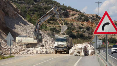 Dinamitle dağı patlattılar, Karayolu 6 saat trafiğe kapalı kaldı