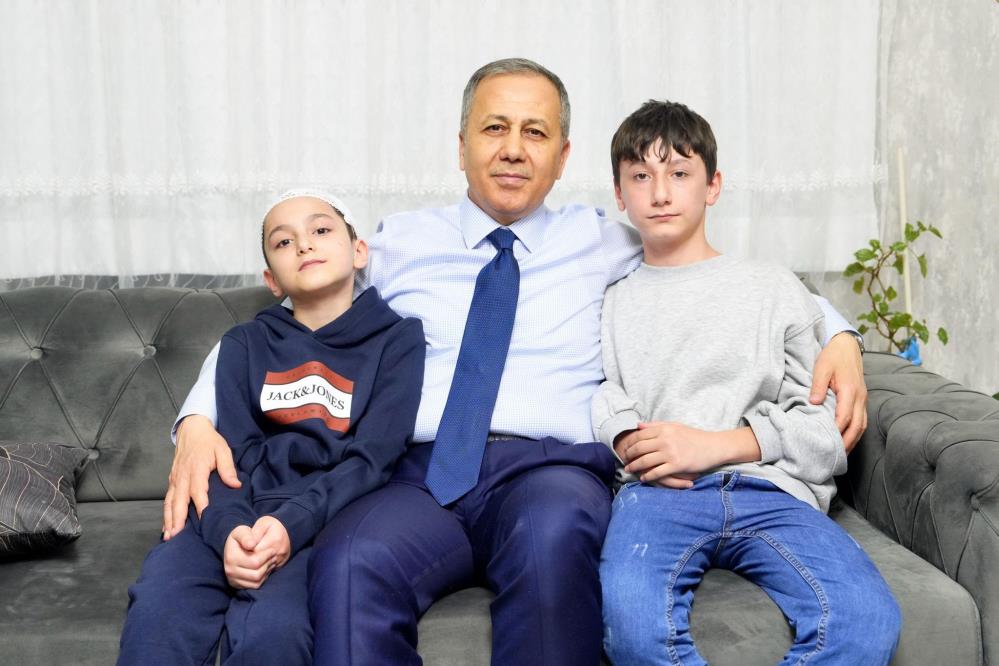 Bakan Yerlikaya, sahipsiz köpeklerin saldırdığı Tunahan’ı ziyaret etti Bakan Yerlikaya, sahipsiz köpeklerin saldırdığı Tunahan’ı ziyaret etti