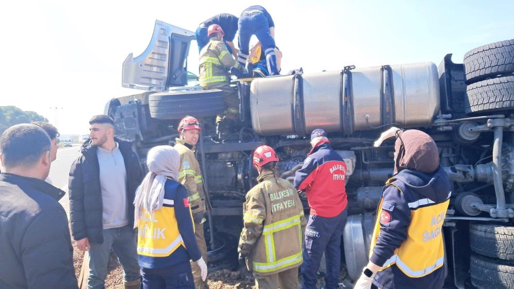 Balıkesir’de tır kaza yaptı yol trafiğe kapandı Balıkesir’de tır kaza yaptı yol trafiğe kapandı