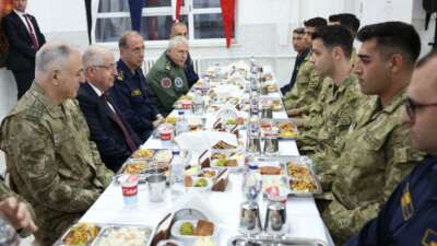 Milli Savunma Bakanı Güler, görevli askerlerle iftar yaptı