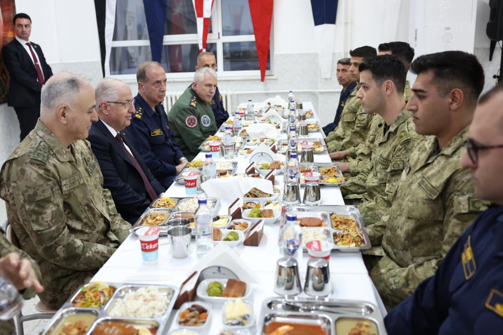 Milli Savunma Bakanı Güler, görevli askerlerle iftar yaptı