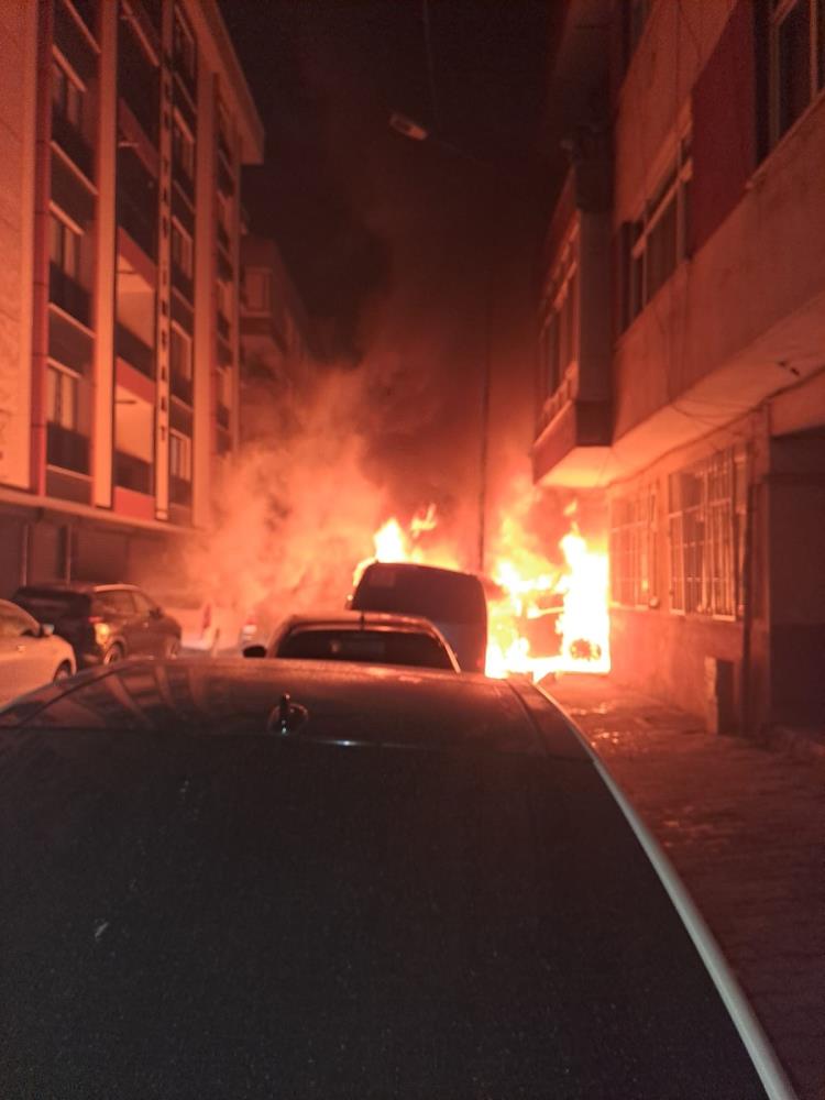 İstanbul’da 5 araç alev topuna döndü