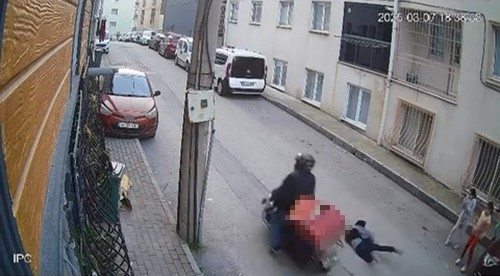 Bursa’da motosikletli kurye çocuğa çarptı
