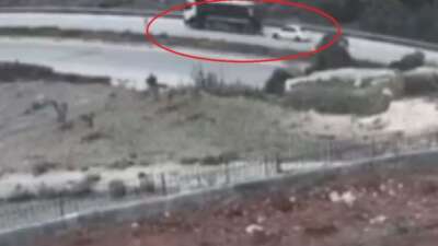 1 kişinin öldüğü kazada, otomobil hafriyat kamyonuna ok gibi saplandı