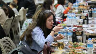 Adana’da ilk iftarda kebapçılar doldu taştı