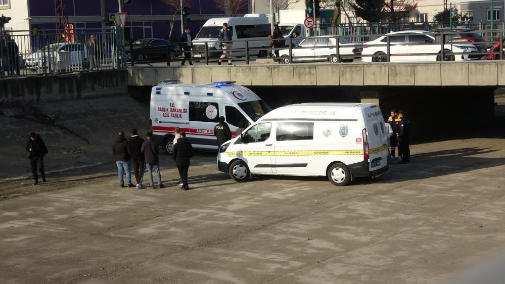 Kanal içerisinde bir genç başından vurulmuş halde bulundu Kanal içerisinde bir genç başından vurulmuş halde bulundu