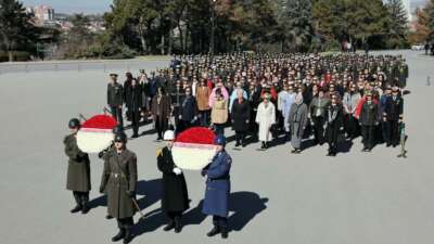 Bakan Güler’in eşi Demet Güler, 8 Mart dolayısıyla Anıtkabir’i ziyaret etti