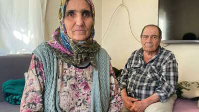 Felçli kocasını tıraş ederken görüntülenen kadın: “Sadece iyi günde değil kötü günde de yanındayım”