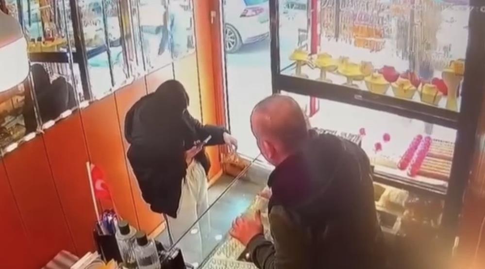Sevgilisinin alamadığı altın tacı böyle çaldı Sevgilisinin alamadığı altın tacı böyle çaldı