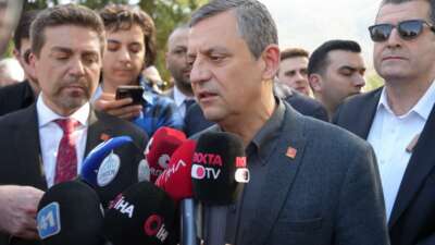 Özgür Özel, eski milletvekili Haydar Akar’ın babasının cenaze namazına katıldı