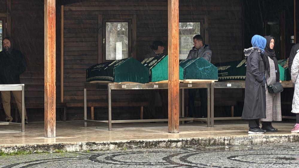 Sanatçı Tanyeli’nin cenazesi Zincirlikuyu Gasilhanesi’ne getirildi Sanatçı Tanyeli’nin cenazesi Zincirlikuyu Gasilhanesi’ne getirildi