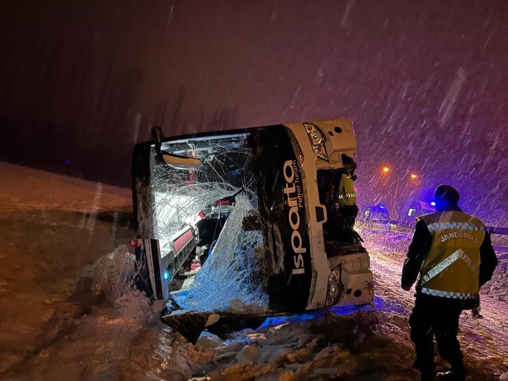 Yolcu otobüsü devrildi: 1 ölü, 25 yaralı