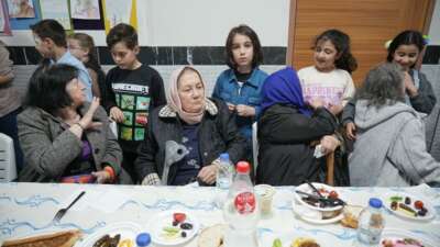 İlkokul öğrencilerinden huzurevindeki büyüklere okulda iftar jesti