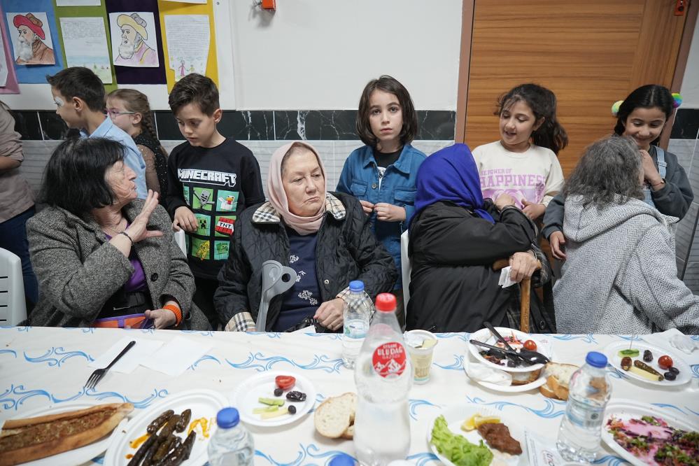 İlkokul öğrencilerinden huzurevindeki büyüklere okulda iftar jesti