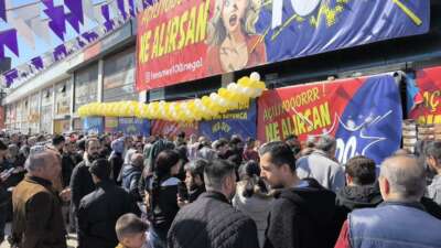 Bursa’da ucuz alışveriş çılgınlığı…Birbirlerini böyle ezdiler