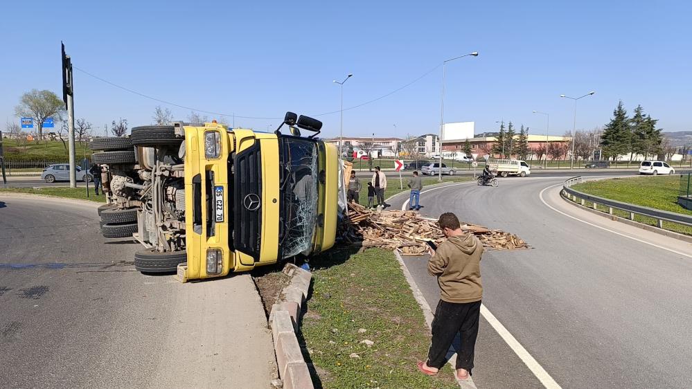 Bursa’da kamyon devrildi, sürücüsü yaralandı