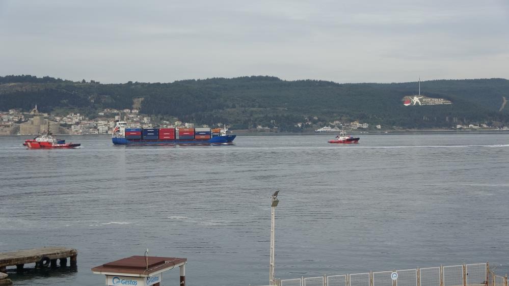Çanakkale Boğazı’nda makine arızası yapan konteyner gemisi, yedeklenerek çekildi