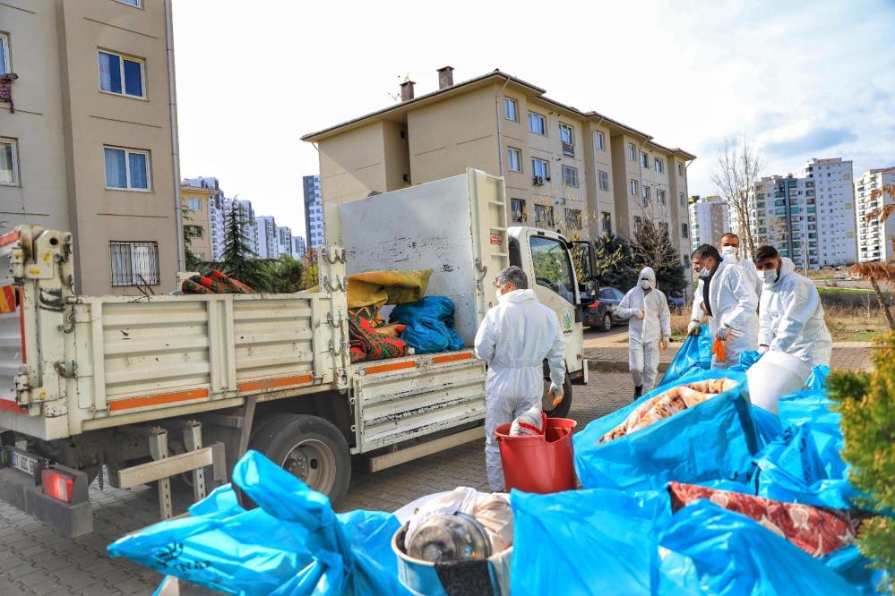 65 yaşındaki kadının evinde 30 torba çöp çıktı