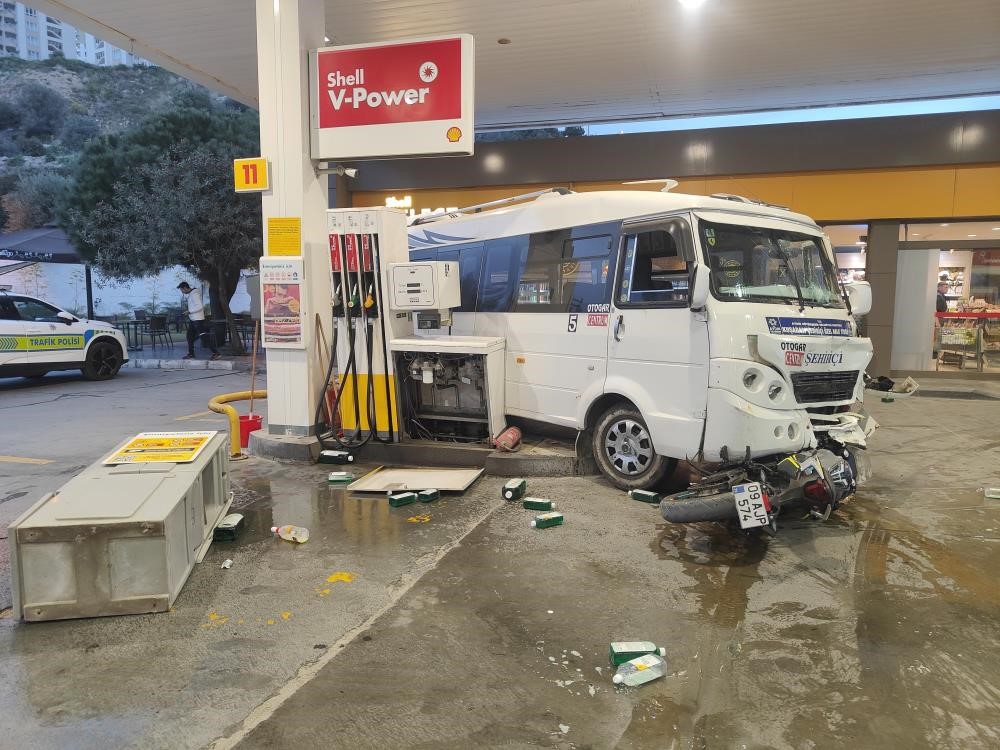 Akaryakıt istasyonunu savaş alanına çeviren minibüs şoförü tutuklandı
