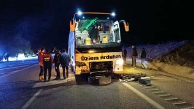 Otobüs ile otomobil çarpıştı: 10 yaralı