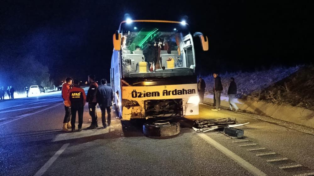 Otobüs ile otomobil çarpıştı: 10 yaralı