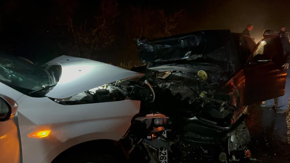 Bursa’da yağışlı havada feci kaza: 1’i ağır 5 yaralı