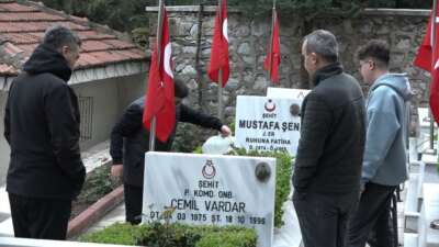 Bursa’da ilk bayram ziyareti şehitliğe oldu