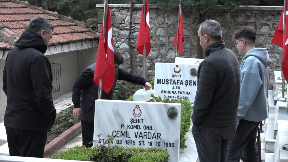 Bursa’da ilk bayram ziyareti şehitliğe oldu