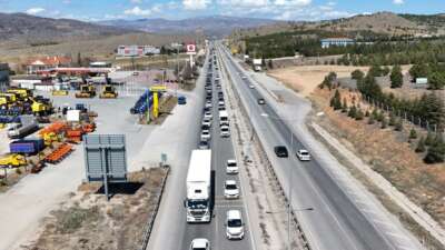 43 ilin geçiş güzergahında bayram günü yoğun trafik